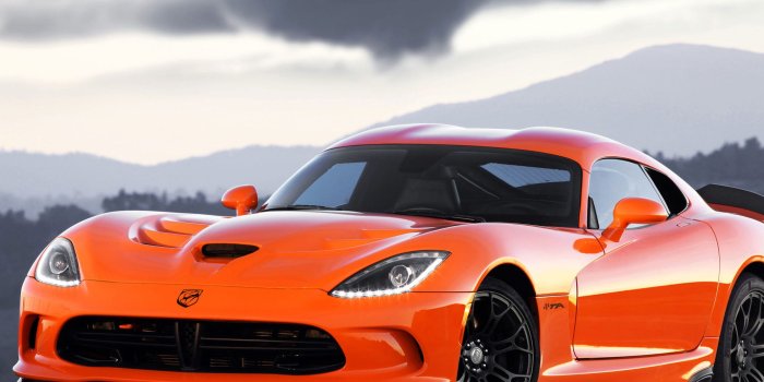 2133x1609 Viper supercar slithers home to Dodge