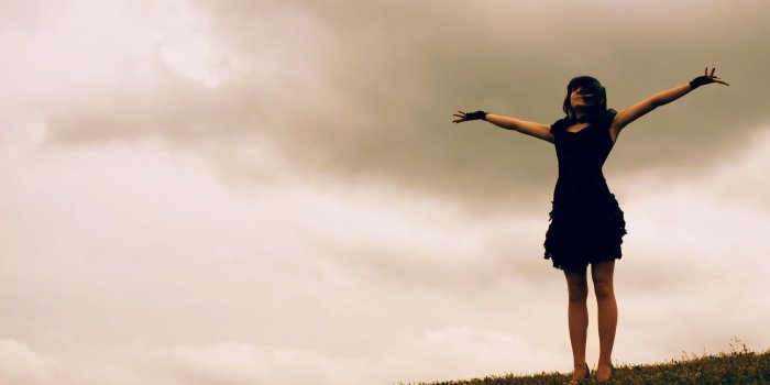 2560x1440 Women Freedom Wallpapers