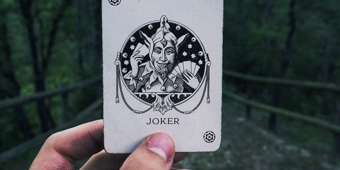 1600x1200 Download wallpaper 1600x1200 joker, card, hand standard 4:3 hd background
