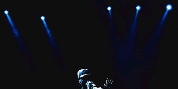 800x1422 1600+] Singer Backgrounds | Wallpapers.com