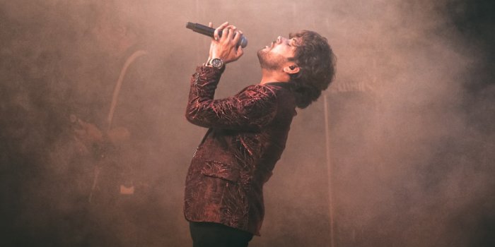 1000x1423 Man in brown and black plaid dress shirt singing on stage photo – Free  Stage Image on Unsplash