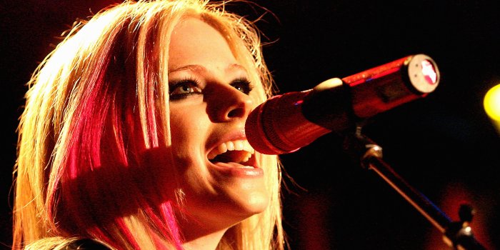 2732x2732 hb39-wallpaper-avril-lavigne-sing-concert - Papers.co