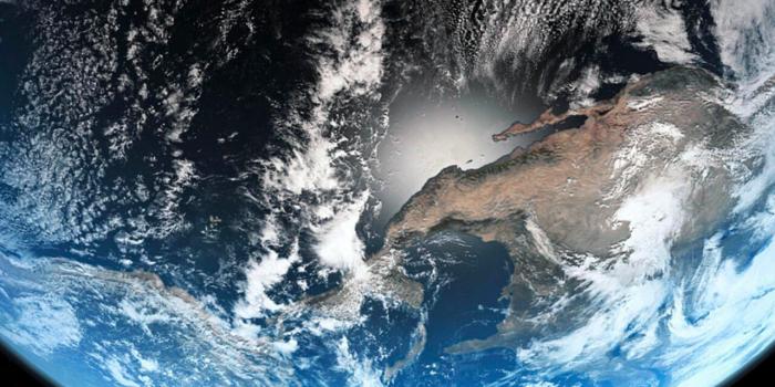 1280x2770 Earth, from iPhone 15 Concept by @apple_idesigner - Wallpapers Central