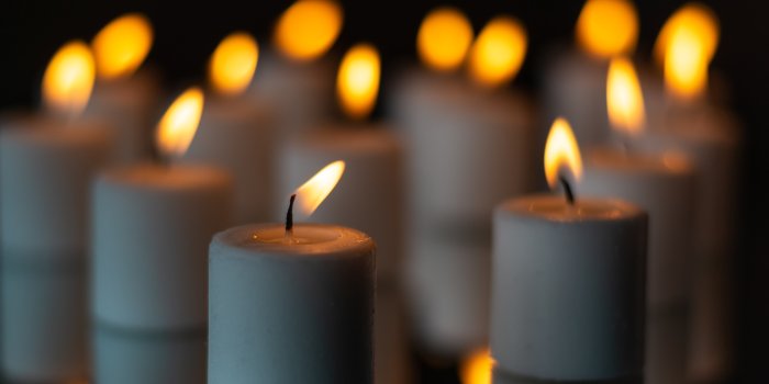 3722x5576 Christmas Candle Phone Wallpapers