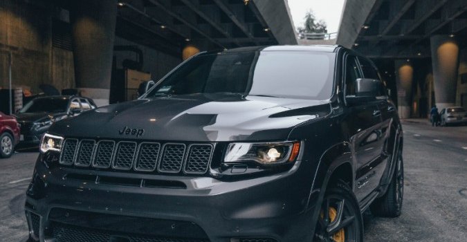 675x1200 Jeep Trackhawk Blacked Out Wallpapers
