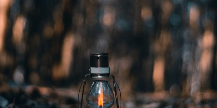 1000x1500 Oil lamp on the ground photo – Free