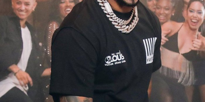 1025x1280 Latino Rapper Anuel AA Wallpaper