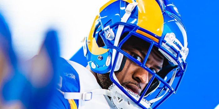 887x1920 Download American Football Athlete