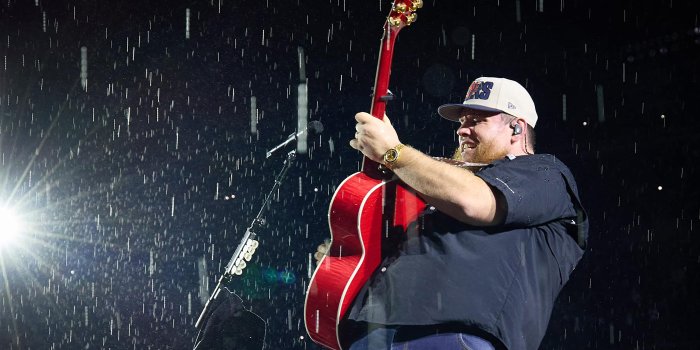 1400x788 Luke Combs Shocks Fans By Hanging Out