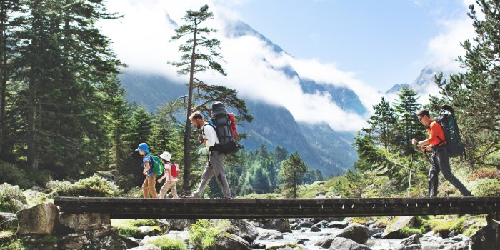 2560x1440 8 Hiking Essentials for a Day on the