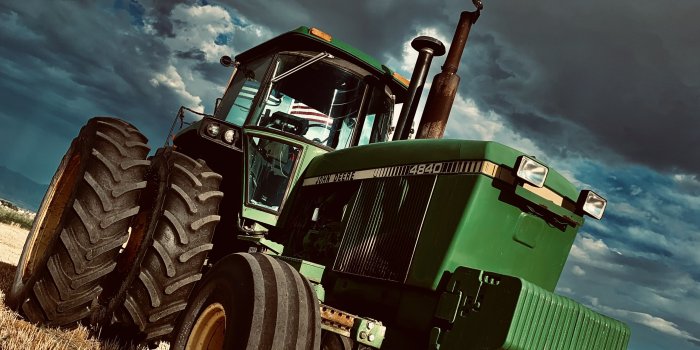 3024x4032 Tractor iPhone Wallpapers