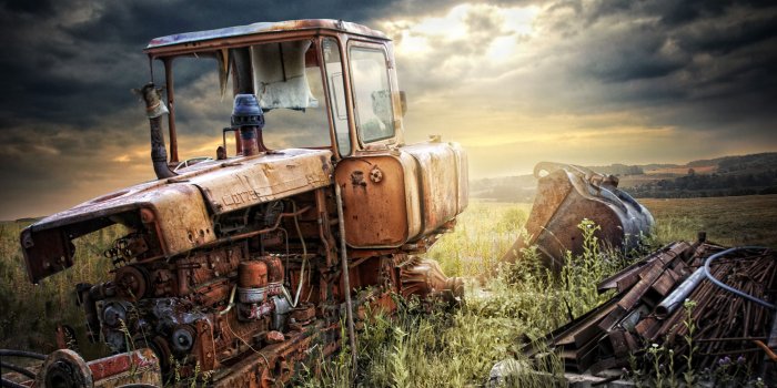 2500x1563 Old abandoned tractor