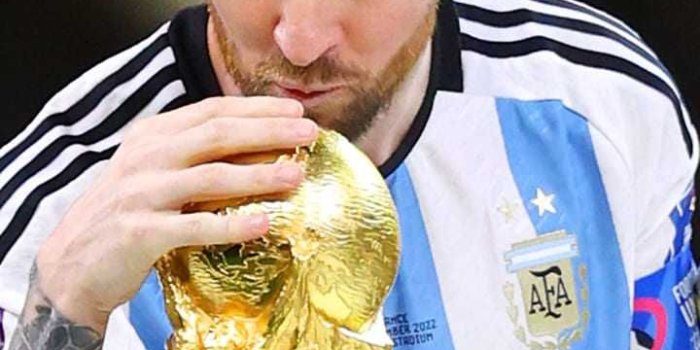 720x1280 Messi World Cup Trophy Wallpaper