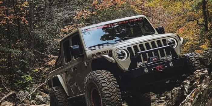736x1307 Rugged 4x4 Vehicle Wallpaper