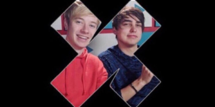 751x1334 Samantha Cross on Cellphone