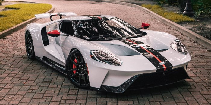 2560x1440 Download Shiny White Ford GT Sports Car