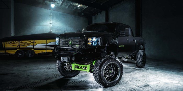 1920x1200 Majestic Black Lifted Pickup Truck in