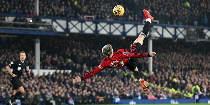 3000x1985 bicycle kick for Manchester United