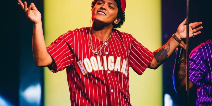 900x900 100+] Bruno Mars Wallpapers