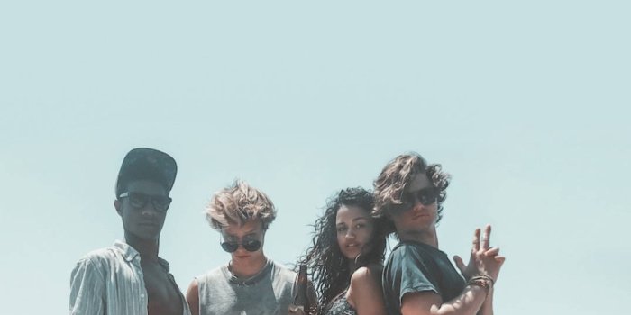 1076x1920 Outer Banks Kie And Pogues Wallpaper