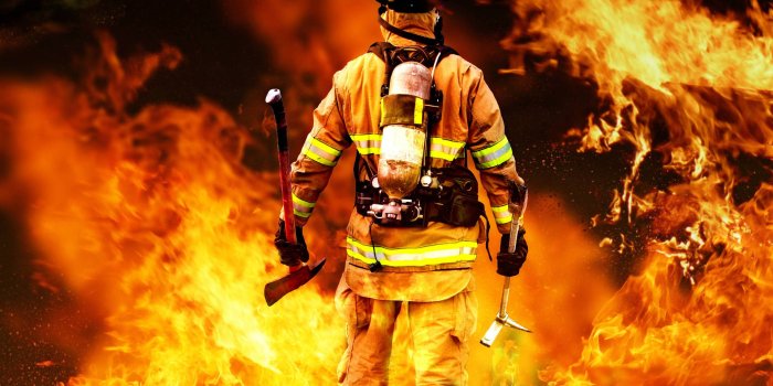 1920x1390 Firefighter On The Fire Wallpaper