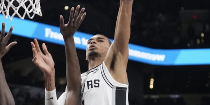 1280x1922 Victor Wembanyama's ridiculous dunk has