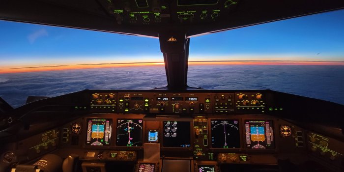 4000x2252 777 Flight Deck : r/MobileWallpaper