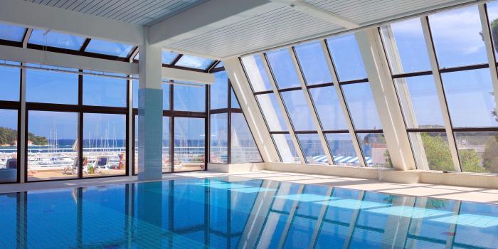 2560x1600 Indoor swimming pool wallpaper