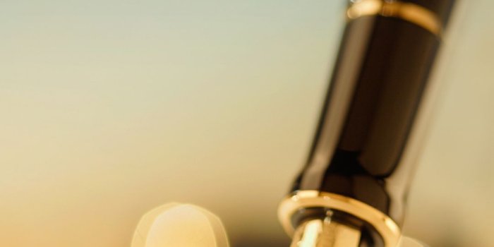 1080x1920 Elegant Fountain Pen Closeup Wallpaper