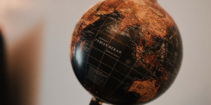 1536x1920 Rotating Earth's Globe Map Wallpaper