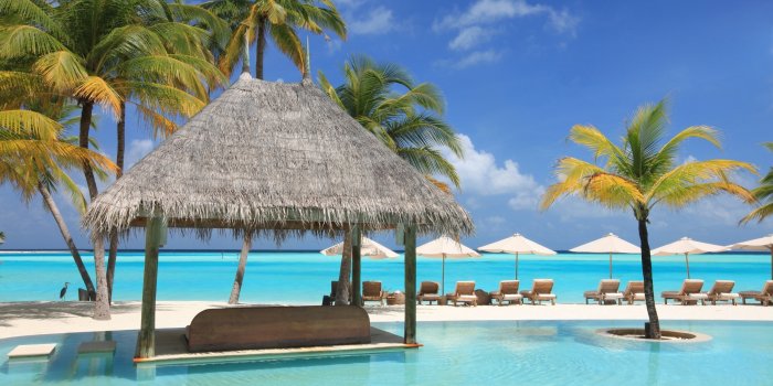 2560x1600 Beautiful resort in Maldives wallpaper