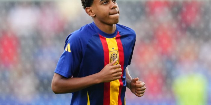 1600x1200 Snaps of Lamine Yamal studying in his