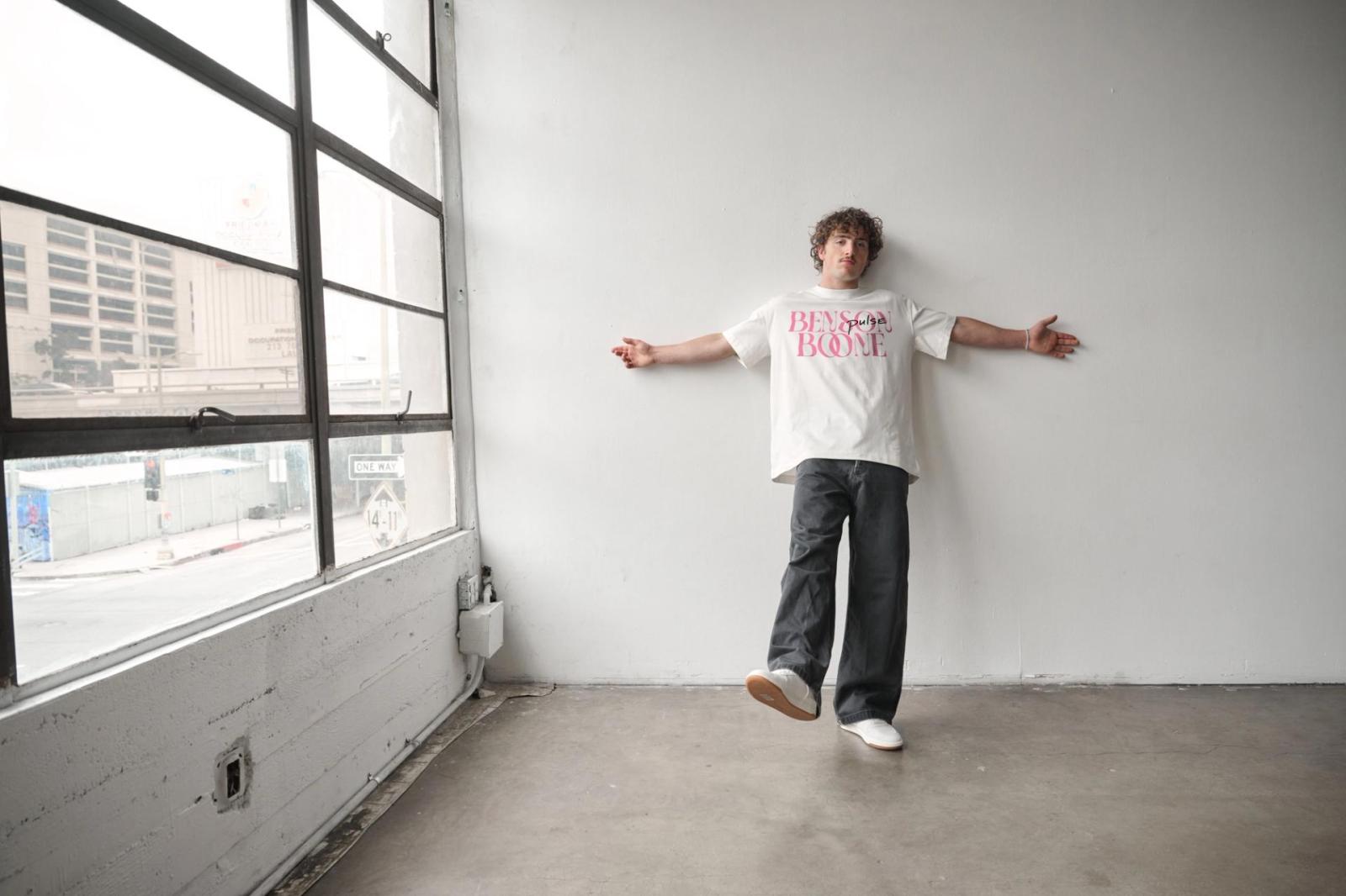 1920x1280 Creator Studio | Finger On the Pulse