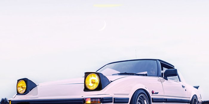 720x1560 Aesthetic vintage car on clear road 4K
