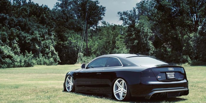 1920x1200 Sleek Audi S6 in Motion Wallpaper