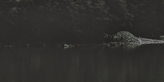 1125x2436 nu46-lake-mountain-water-dark-nature