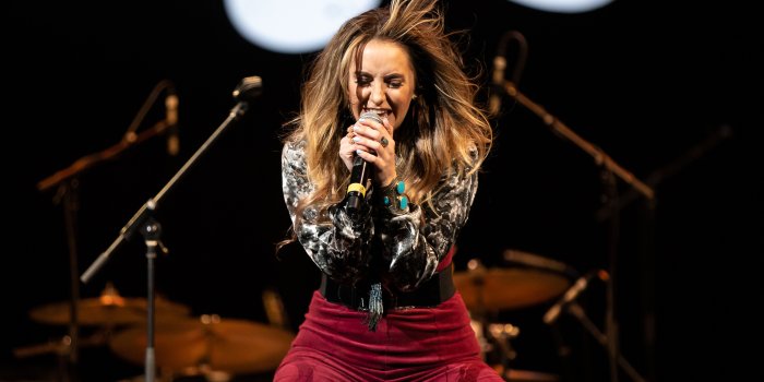 2048x1365 Download American Country Music Singer