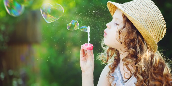 6000x4000 Bokeh Heart-shaped Bubble Hat Brunette