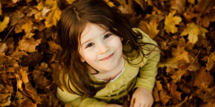 2048x1536 Wallpaper Little girls Leaf Smile Maple