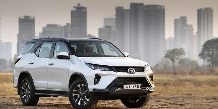 1280x720 Toyota Fortuner, Innova Crysta, and