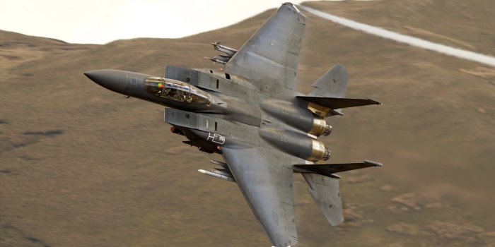 2560x1440 McDonnell Douglas F-15 Eagle flying on