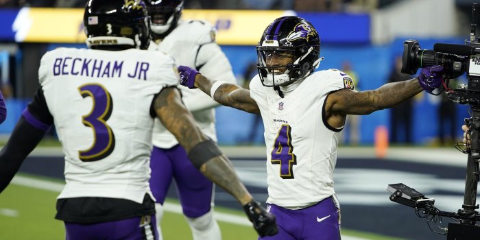 5044x3362 Zay Flowers catches and runs for TDs