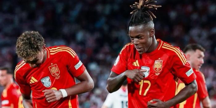 736x1308 Lamine Yamal and Nico Williams