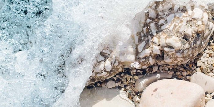 850x1512 Preppy Summer Beach Waves Wallpaper