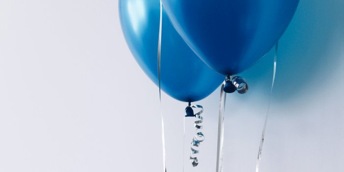 3000x4500 blue balloons near white wall photo