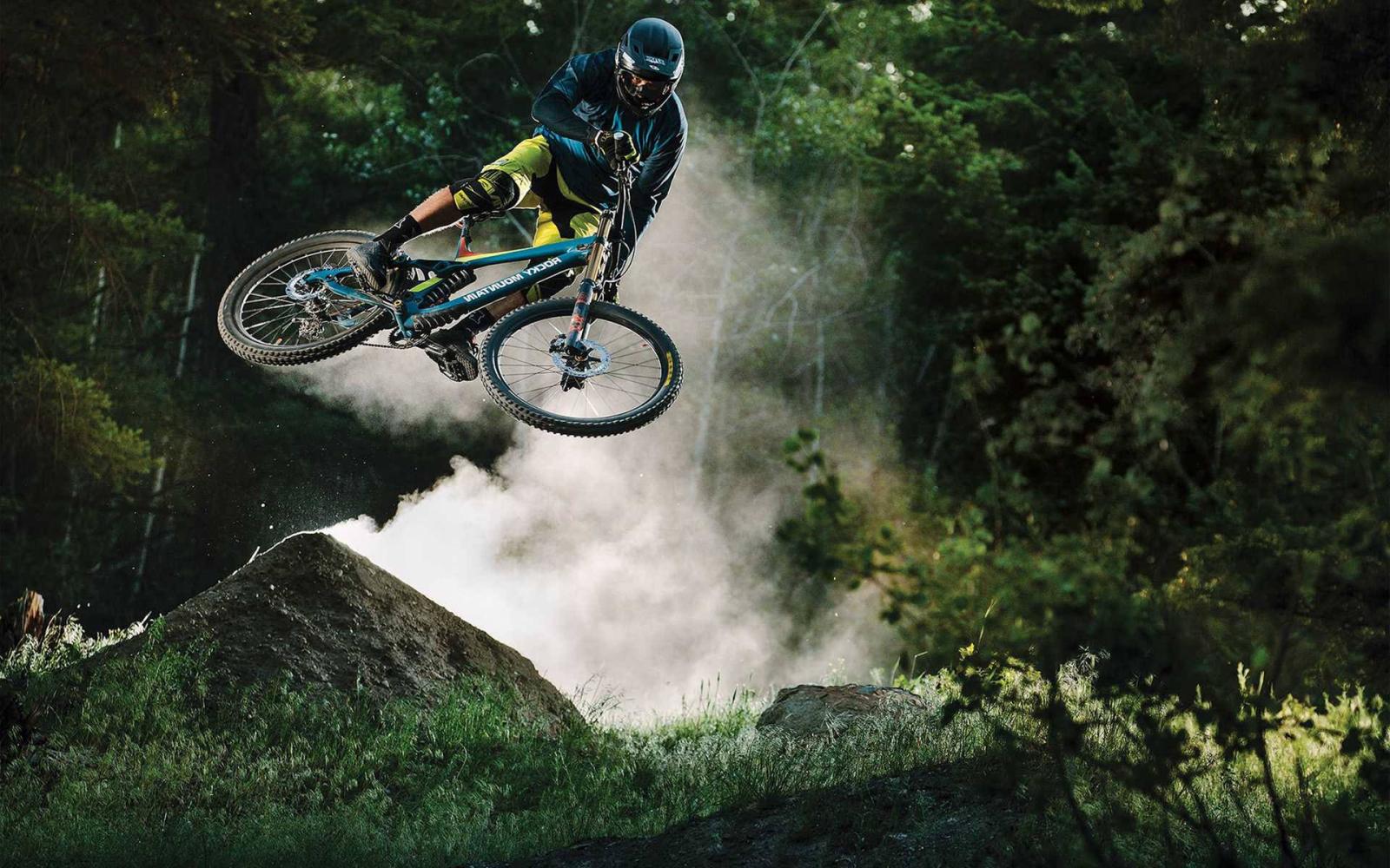 1920x1200 Dark Cinematic 4k Mountain Bike Trick