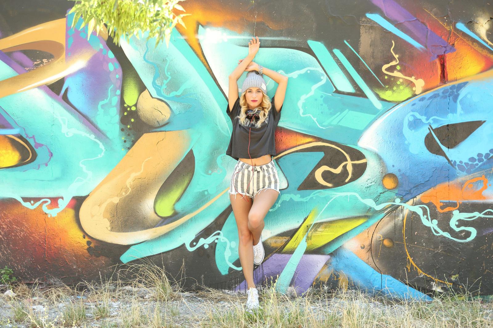4000x2667 HD wallpaper: blonde, Cara Mell, graffiti, headsets, sneakers, full