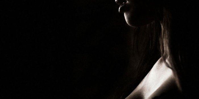 1599x2400 Woman Looking Away Against Black Background · Free Stock Photo