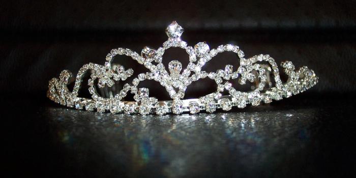 2048x1152 43+ Princess Crown Wallpapers on WallpaperPlay