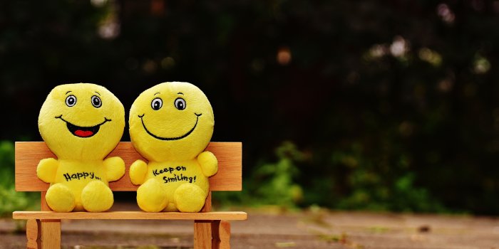 5512x3656 Download wallpaper 5512x3656 smiles, happy, cheerful, smile, bench